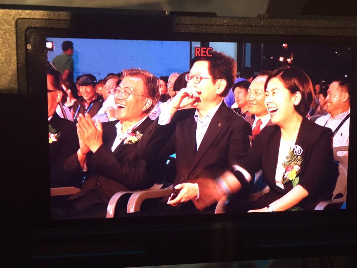 moonlighting71's tweet photo. RT @neroaro: 파안대소 문재인 전 대표님 https://t.co/3eADgpPJUz