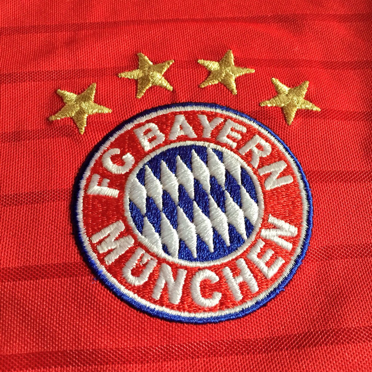 DominikHeppner's tweet photo. Mein neues Trikot 👍🏻
@FCBayern @JB17Official #MiaSanMia https://t.co/N3An1bi4cS