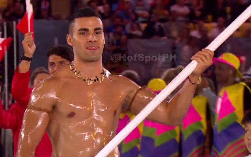 titikman_Manila's tweet photo. #Hotguy from the #Rio2016 Parade of nations!! YUMMMMM! #oiledmen #shirtlessmen #hunks #Tonga https://t.co/HPtTe4y9Rn