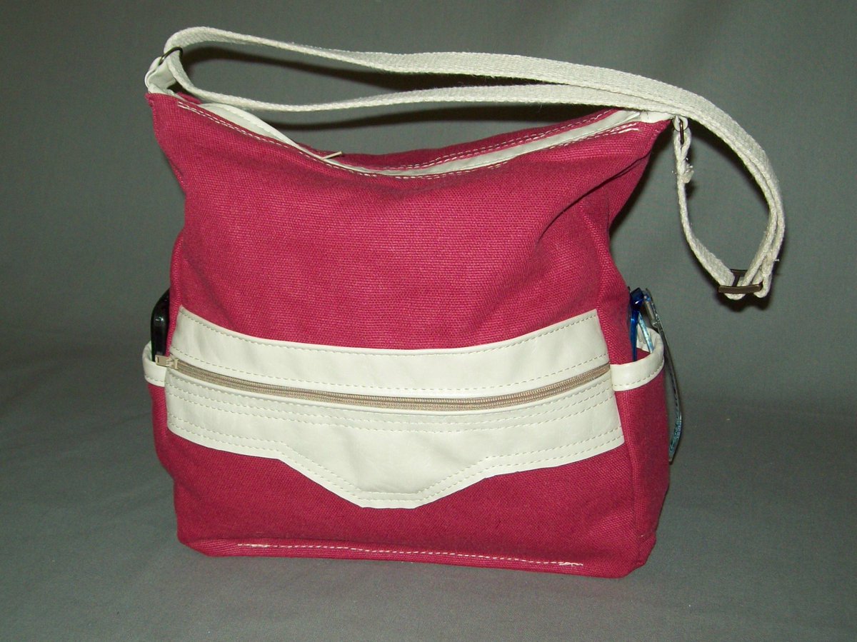 TylaHiatt's tweet photo. Added 3 new products to my website. The Hemp Tote, The Hemp Hobo, and the Hemp Baguette. https://t.co/fpHmrhfE4r https://t.co/ydi08XlqiO