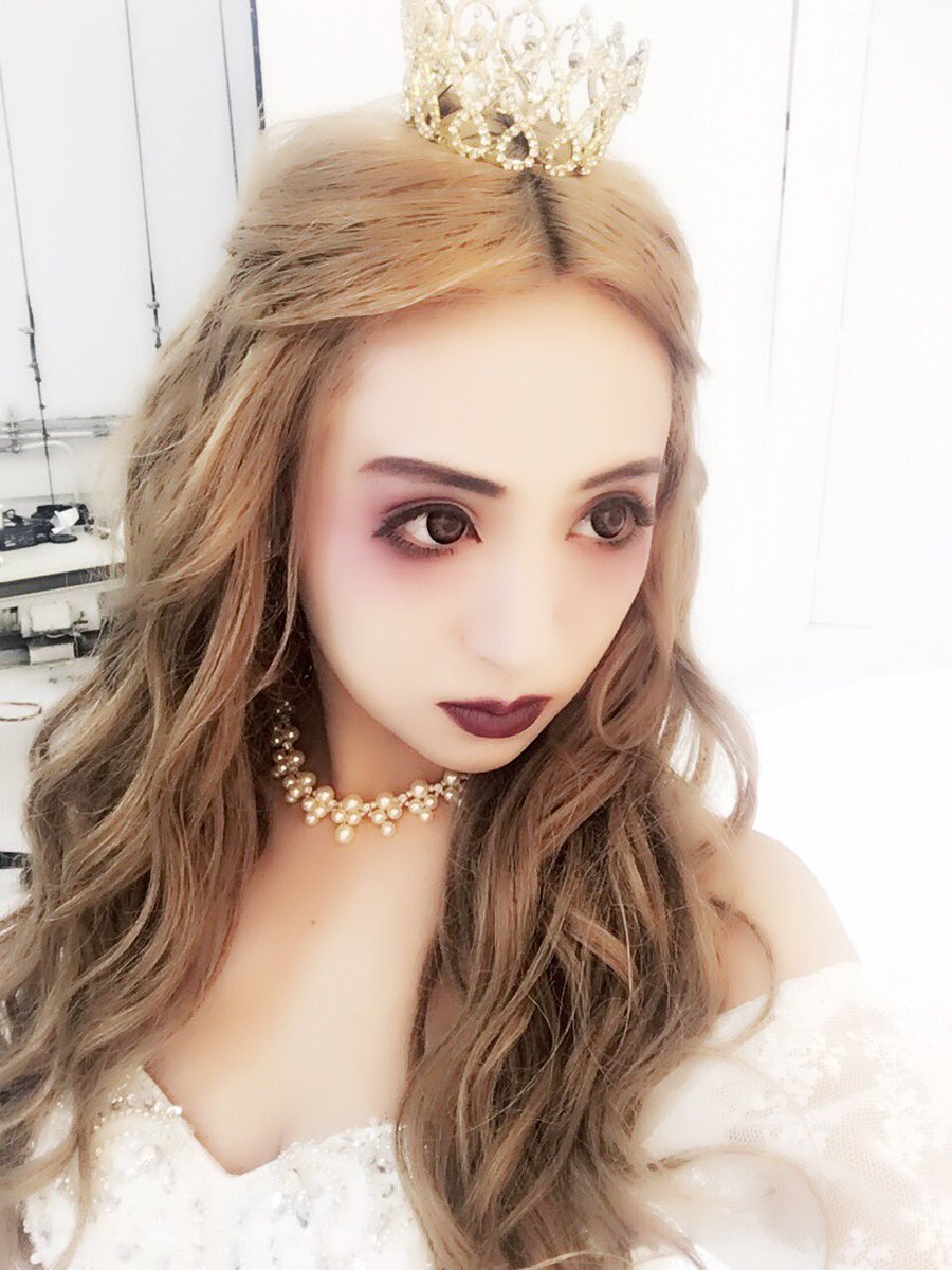 Rina No Twitter 姉アゲハ発売したよん ハロウィンメイクの企画で 前からやってみたかった アリスインワンダーランドの 白の女王のメイクに挑戦したのん 是非見てみてねっっ T Co Irdyxq5wf7 Twitter