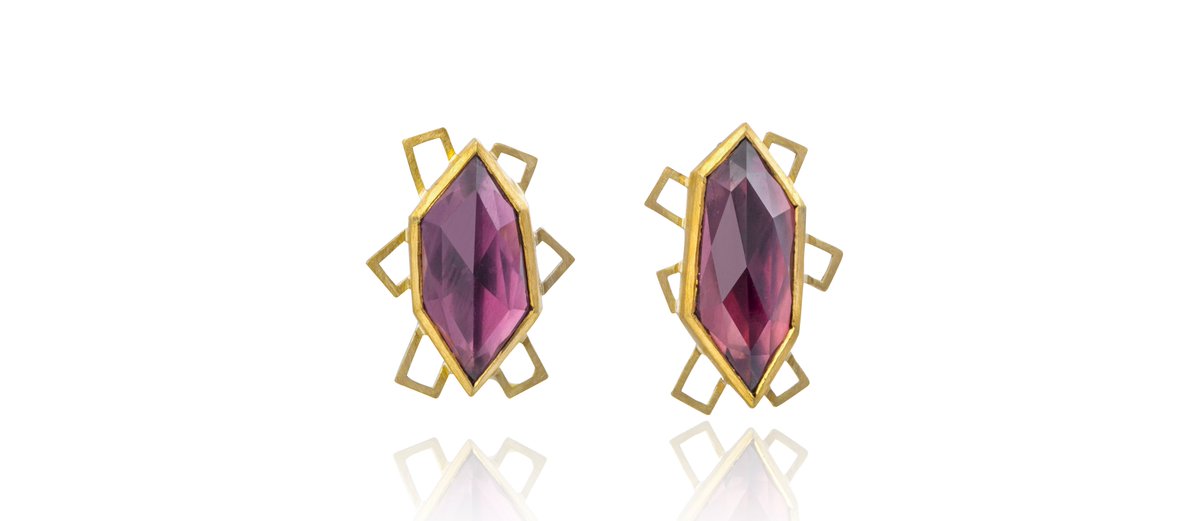 GoldsmithsCo's tweet photo. 2016 EXHIBITOR OF THE DAY: See @MarkNuell at #GoldsmithsFair with his uniquely cut gemstones https://t.co/VTRtNtHHtR https://t.co/NvPnT2DJ10