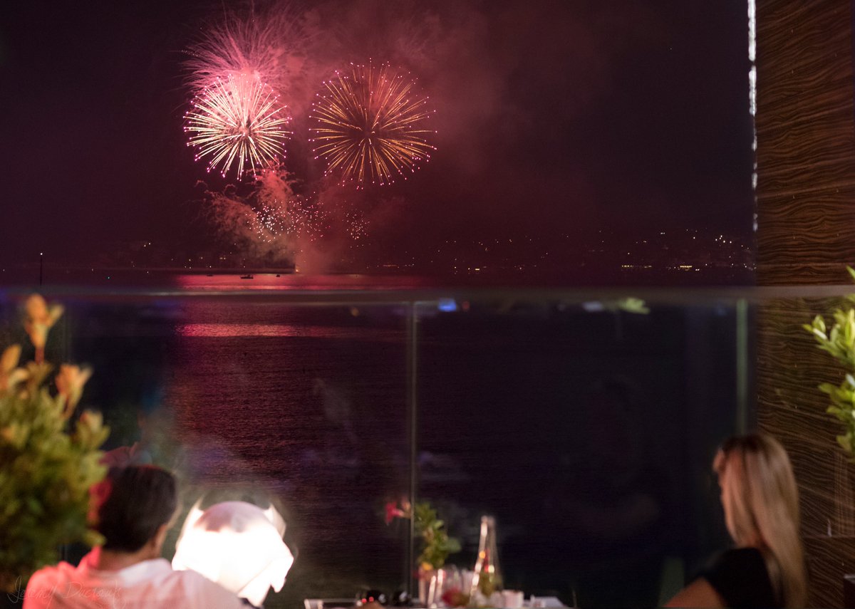 La_Farandole's tweet photo. Feu d'artifice à Bandol, dîner en amoureux à la @La_Farandole ! https://t.co/C0olEqH6yC