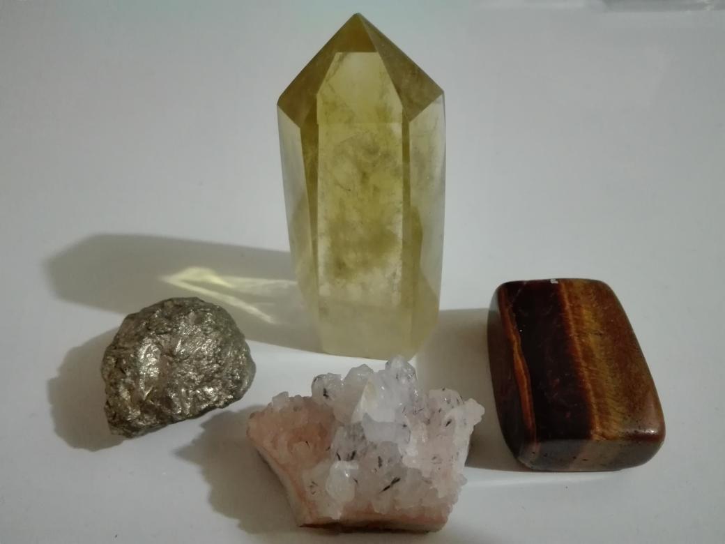 IsthelSajenes's tweet photo. Got these lovely babies somewhere down the road.
#Citrine
#Pyrite
#Tourmalinated Crystal Quartz
#Tiger's Eye https://t.co/R1JP4AOHac