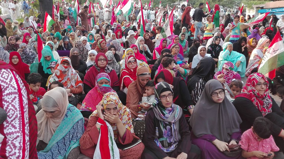 TeamDrQadri_'s tweet photo. لاہور مال روڈ دھرنے میں خواتین کا منظر MWL کی مرکزی ذمہ داریان بھی موجود ہے 
#TEHREEKeQISAS https://t.co/d6DEI7gE9L