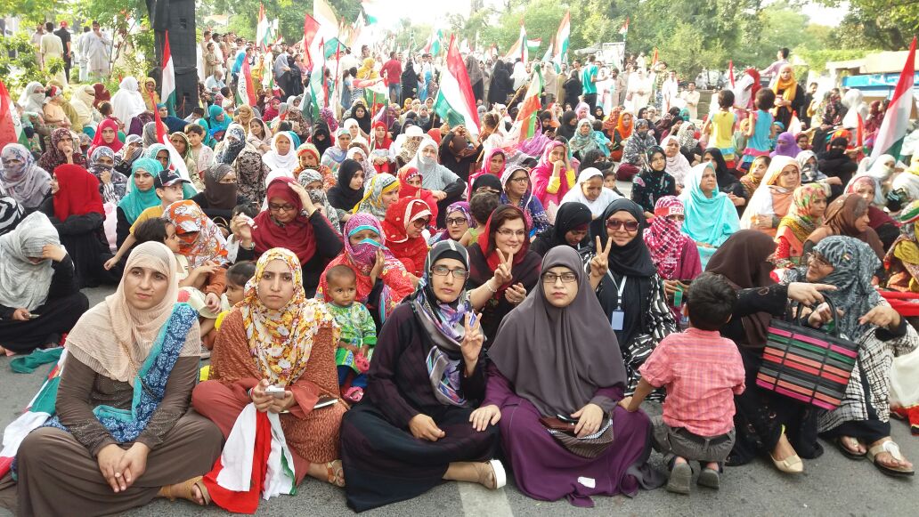 TeamDrQadri_'s tweet photo. لاہور مال روڈ دھرنے میں خواتین کا منظر MWL کی مرکزی ذمہ داریان بھی موجود ہے 
#TEHREEKeQISAS https://t.co/d6DEI7gE9L