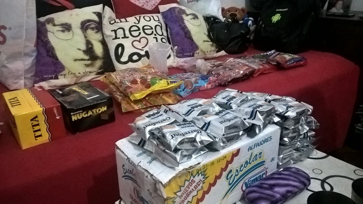 Acá,con mi amiga <a href="/julylacolla/">Julieta La  Colla</a> , preparando las bolsitas con golosinas para el comedor de <a href="/martitamaidana/">Marta Maidana</a> 
Real Love