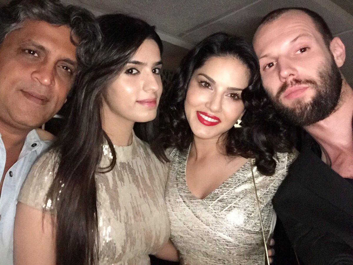 SunnyLeone's tweet image. Good times last night! @Riteishd @DinoMorea9 @AftabShivdasani @911Yusuf Tomas Moucka @_iamnaaz_