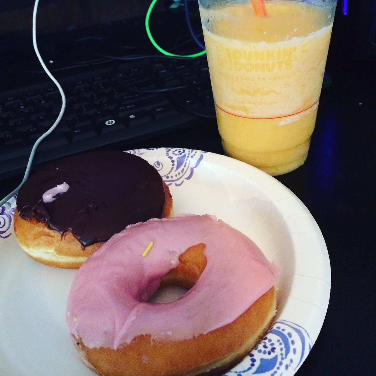 foreignobjects0's tweet image. #dunkindonuts before my run ❤️ Tropical mango smoothie with Boston Creme and Strawberry frosted donuts!
