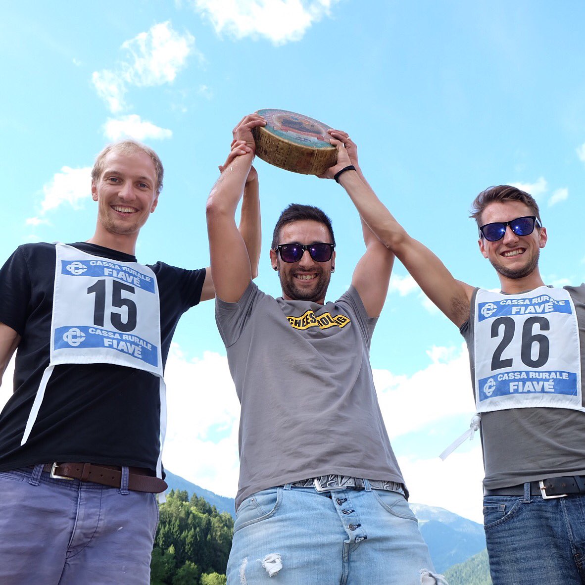 latteTrento's tweet photo. Bellissima le festa dell'agricoltura a #Caderzone. Bella la sfida #cheeserolling tutta trentina, la #rollingspressa! https://t.co/nSNgnG3JHk