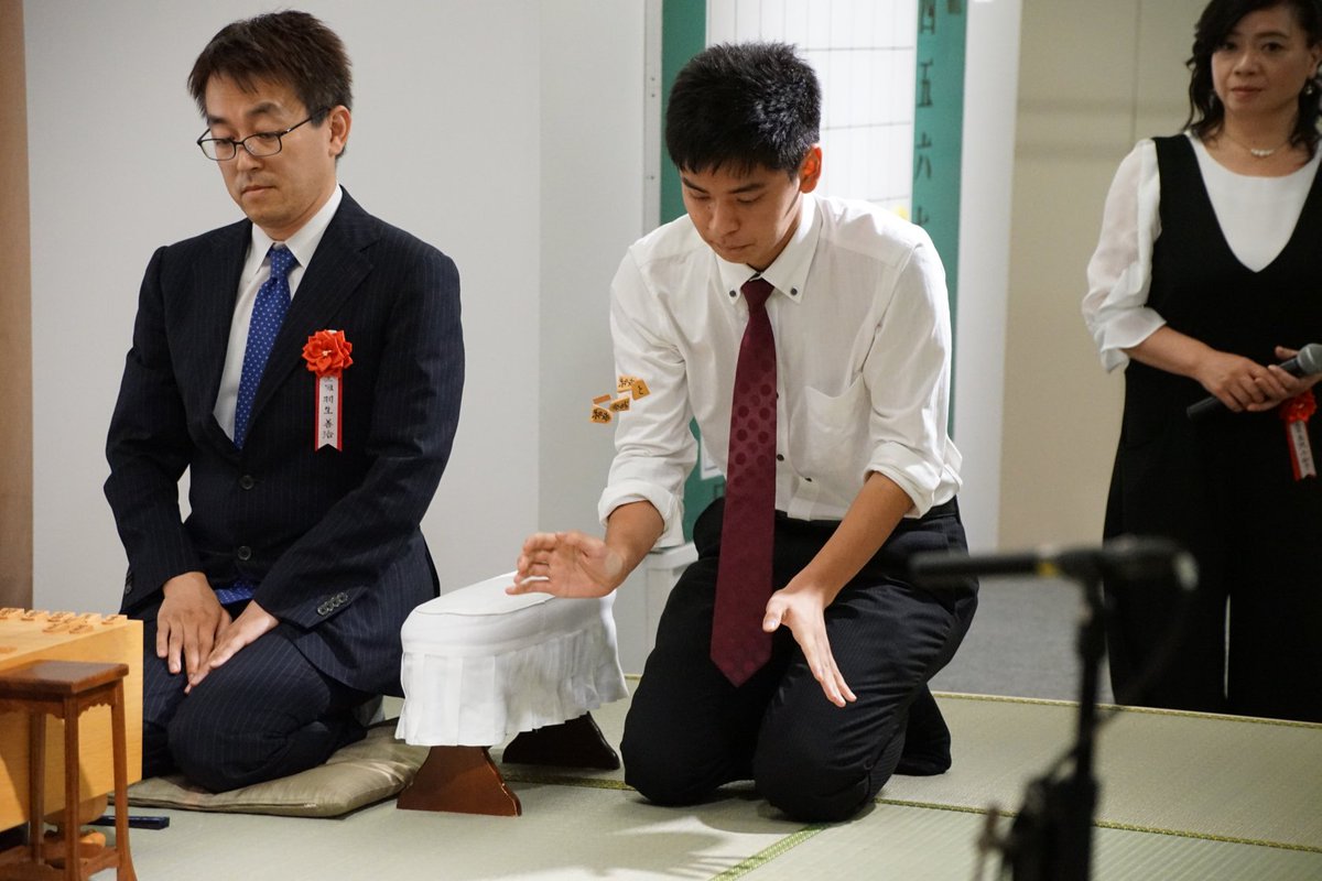 直江雨続 Ar Twitter 記録係の齋藤明日斗三段による振り駒の様子です カメラの性能限界に挑戦 連写してみました 空中の駒と羽生先生の視線に注目です 直江雨続 Ar Twitter 記録係の齋藤明日斗三段による振り駒の様子です カメラの性能限界に挑戦 連写してみました 空中の駒と羽生先生の視線に注目です