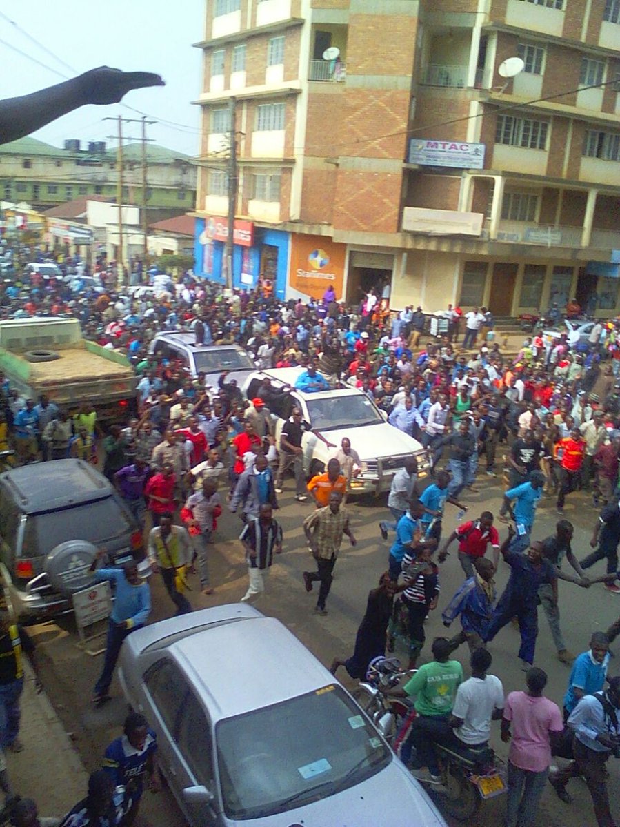 Fireliglntfi's tweet photo. Dr Kizza Besigye procession passes through Mbarara town. He is expected to address his supporters at Kakyeka Stadium https://t.co/TClgrZFh1O