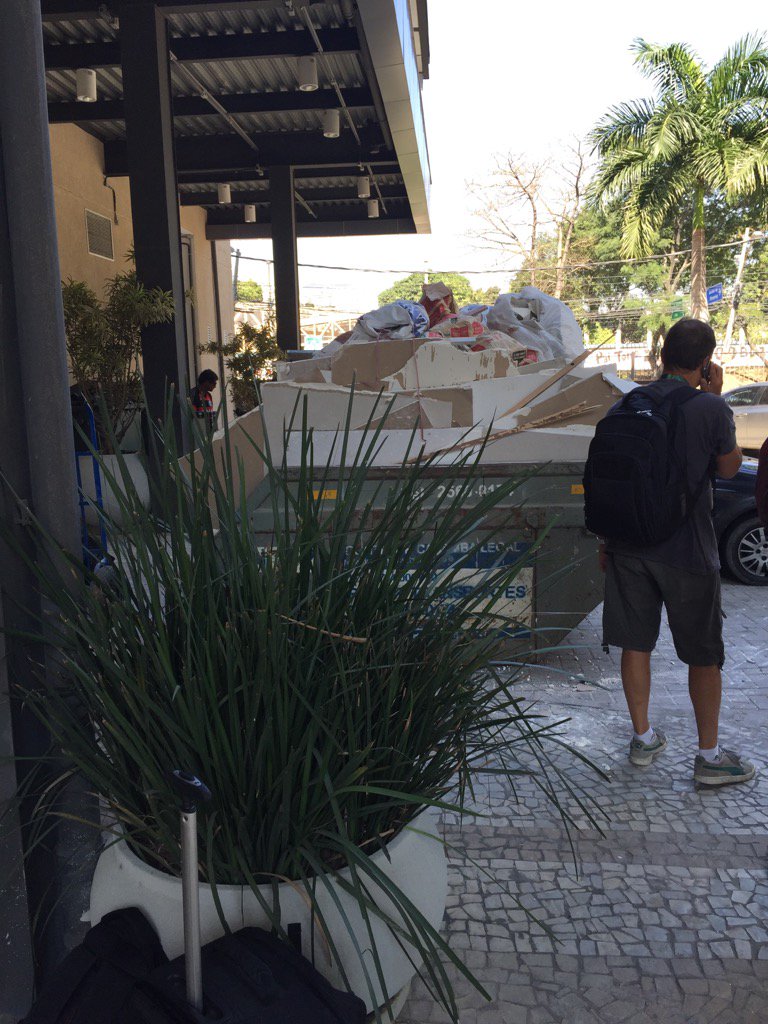 Mediaa roskiksen takana piilossa, kun hotellin bussipysäkillä kuului ampumista. Tilanne rauhoittui jo. #Rio2016fi