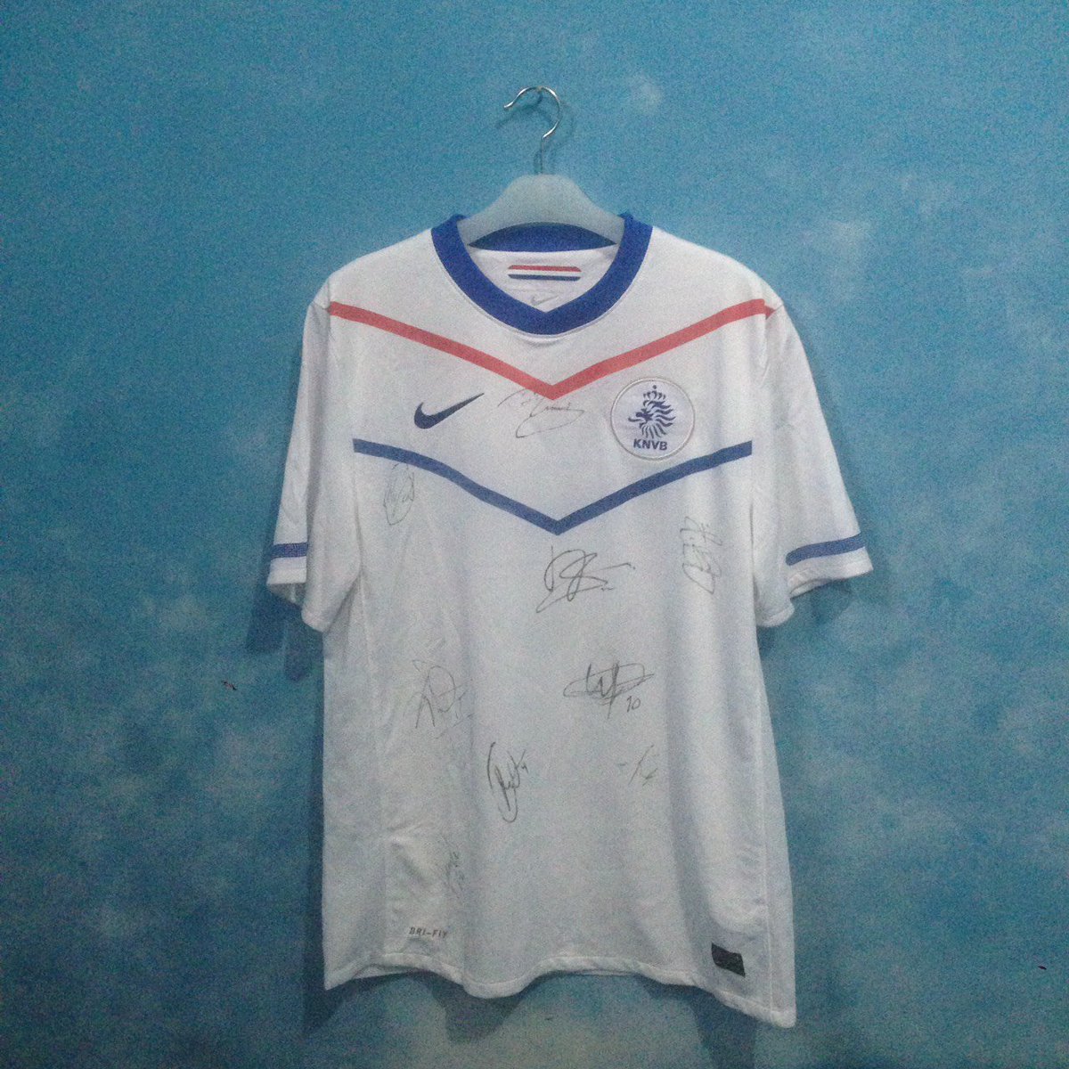 #LJB4 Belanda away with unknown signed masih 100k, buat koleksi anti mainstrem keren juga. ga rela? Naikin.