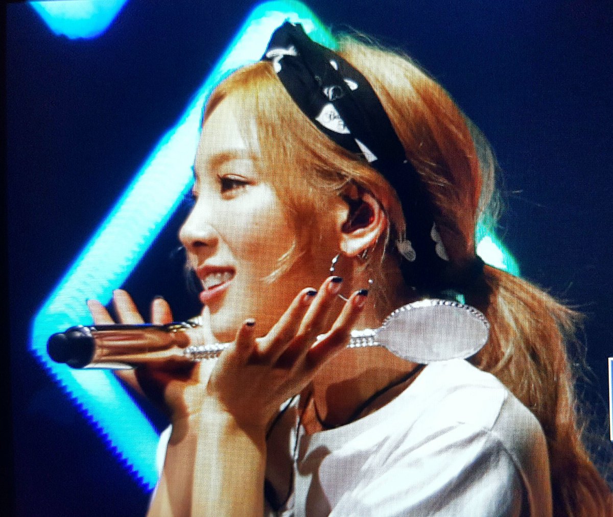 [PIC][05-08-2016]TaeYeon khởi hành đi Busan để biểu diễn 2 đêm Concert - "BUTTERFLY KISS" vào trưa nay CpLmOPUVUAAZkrw