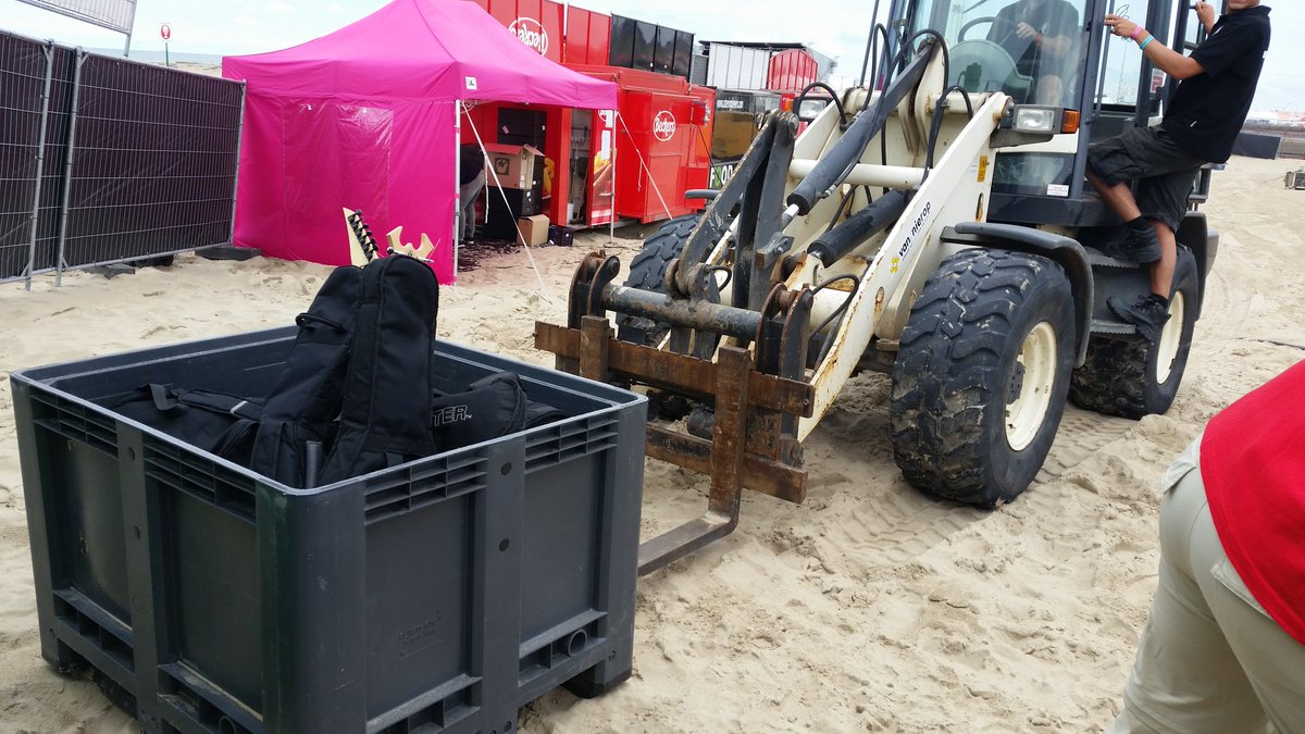 drstikko's tweet photo. En zo breng je instrumenten backstage #schollenpop2016 https://t.co/Dw9KHk8Ej7
