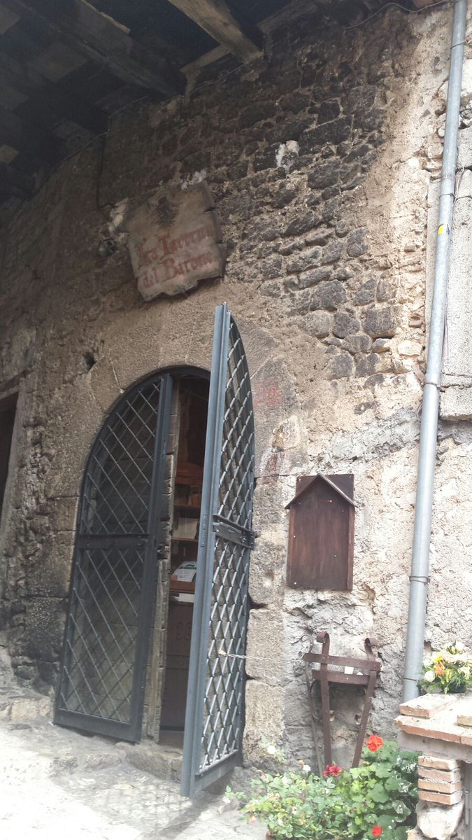 PolisSAEdizioni's tweet photo. #Thiago abbanDONATO presso la @TavernadelBarone a Fumone. Chi lo troverà? #conThiago #AbbanDONOdei100Thiago https://t.co/9lG0t14vME
