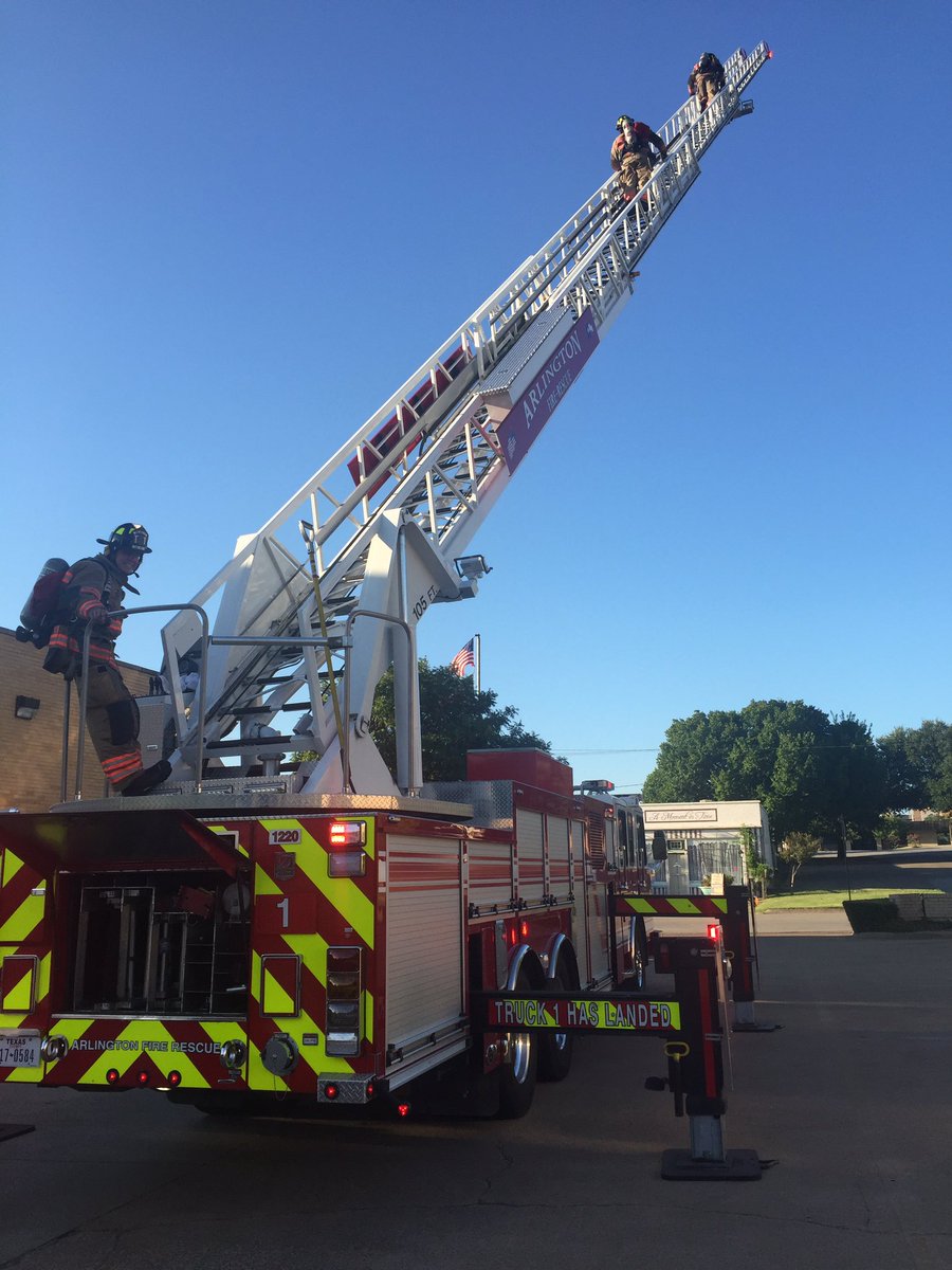 ArlingtonTxFire's tweet photo. .@ArlingtonTxFire Truck 1 Has Landed for Saturday morning roof ops training. #CommittedToProfessionalExcellence https://t.co/dW2j7pJb1e