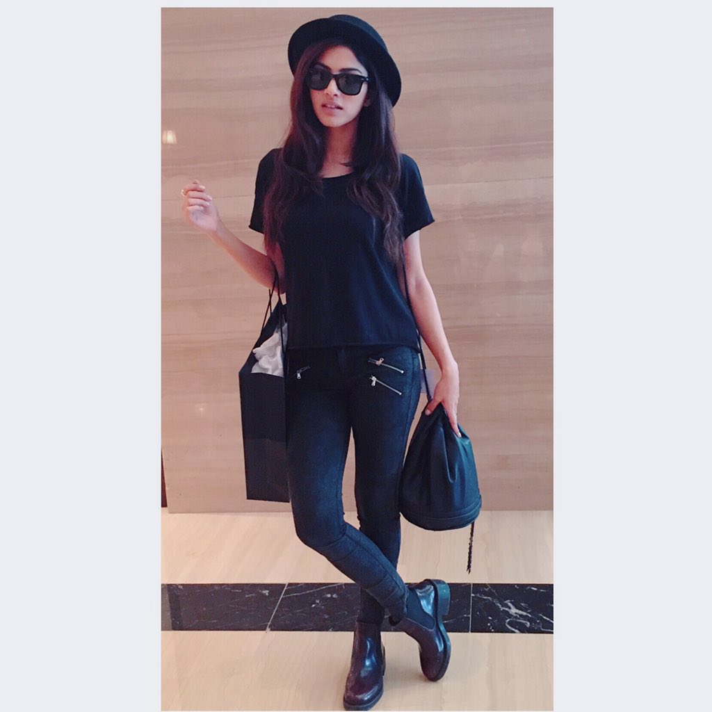 SapnaPabbi's tweet photo. #styledbysappers #hatday #allblack #spotthemaroon all @zara ๐ถ #SaturnDay https://t.co/P196tGua2d