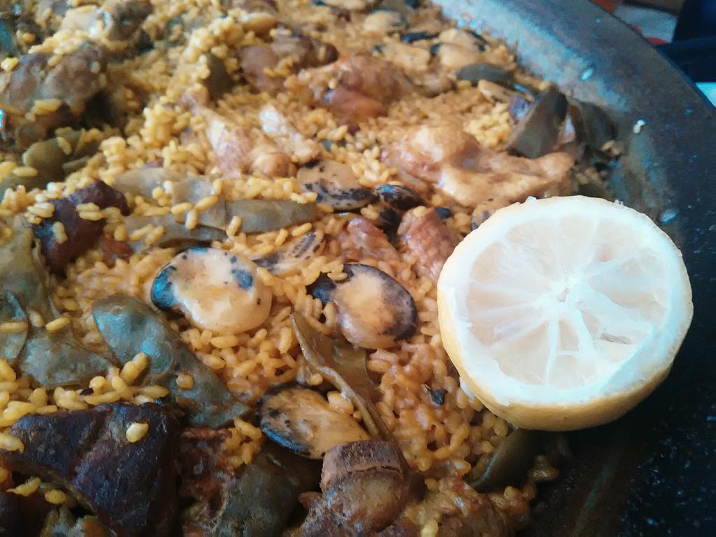 JosepNules's tweet photo. "Que no tot en la vida és faena!" #paella #paellaemoji @EugeniAlemany https://t.co/0JiDc3mM5o
