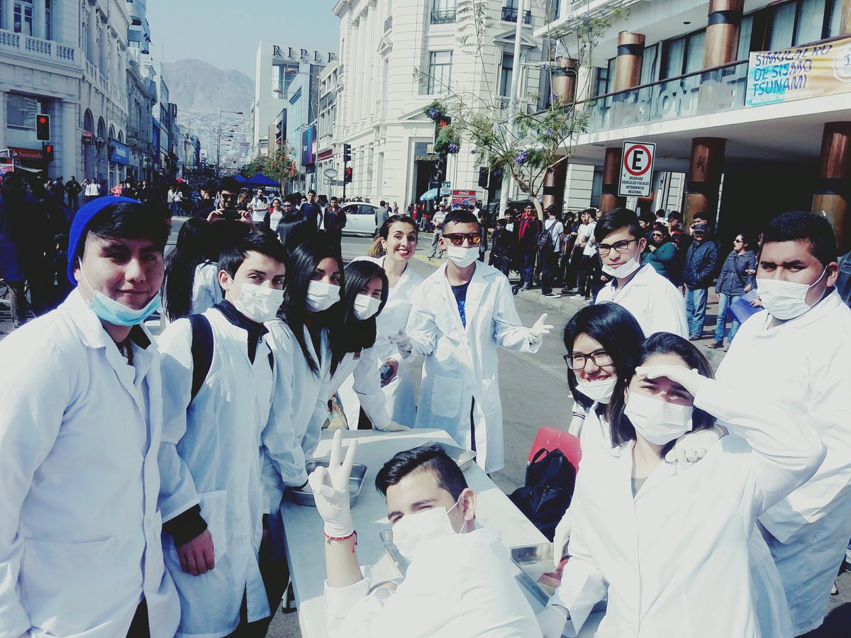 ArayaLenguaje's tweet photo. Fotos del  día de ayer. Clases frente a la Intendencia y representación gráfica de nuestra problemática #nomasgases https://t.co/doVvEXvPgn