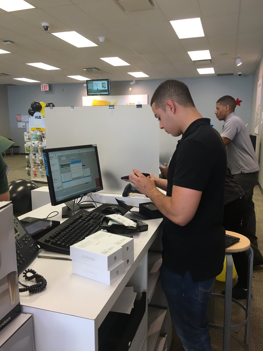 _GilJohnson's tweet photo. Yacine with his first sell out of New Hire training! Kick off our Sprint Says Thanks event! @Mariofnj @Sprint4NYC https://t.co/XlqZBDUR0w