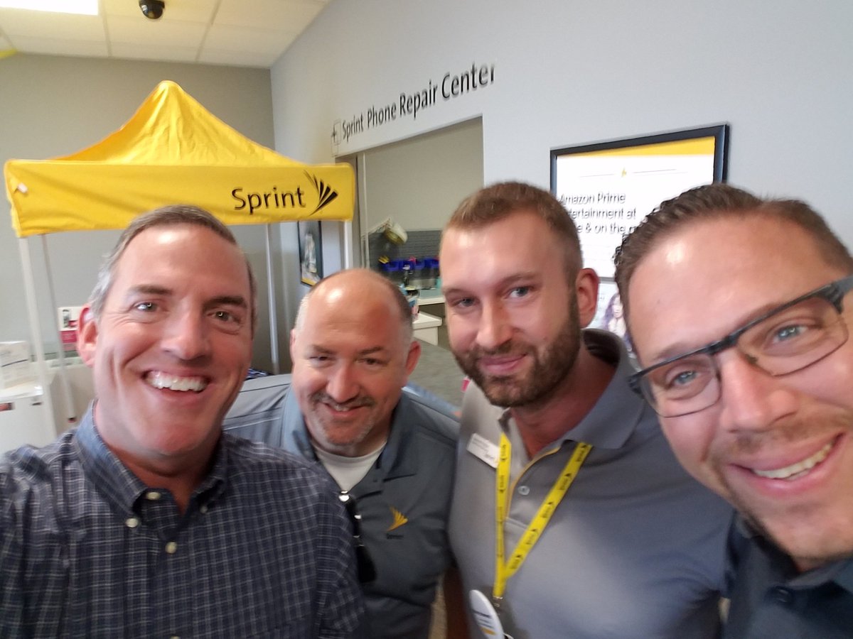 jimmills22's tweet photo. Packed store and great Wireless Lifestyle partners! #SprintSaysThanks @marceloclaure @Sprint4Chi https://t.co/ojMg8FY64v