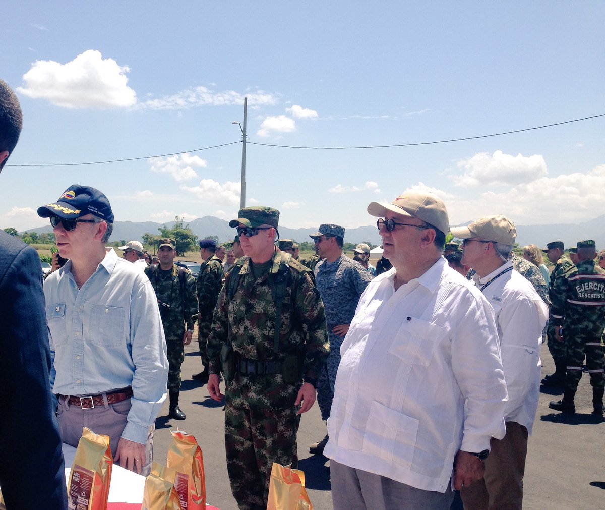 Pte <a href="/JuanManSantos/">Juan Manuel Santos</a> preside #CeremoniaMilitar de <a href="/COL_EJERCITO/">Ejército Nacional de Colombia</a> en #197Años desde #Tolemaida con <a href="/mindefensa/">Mindefensa</a> Villegas