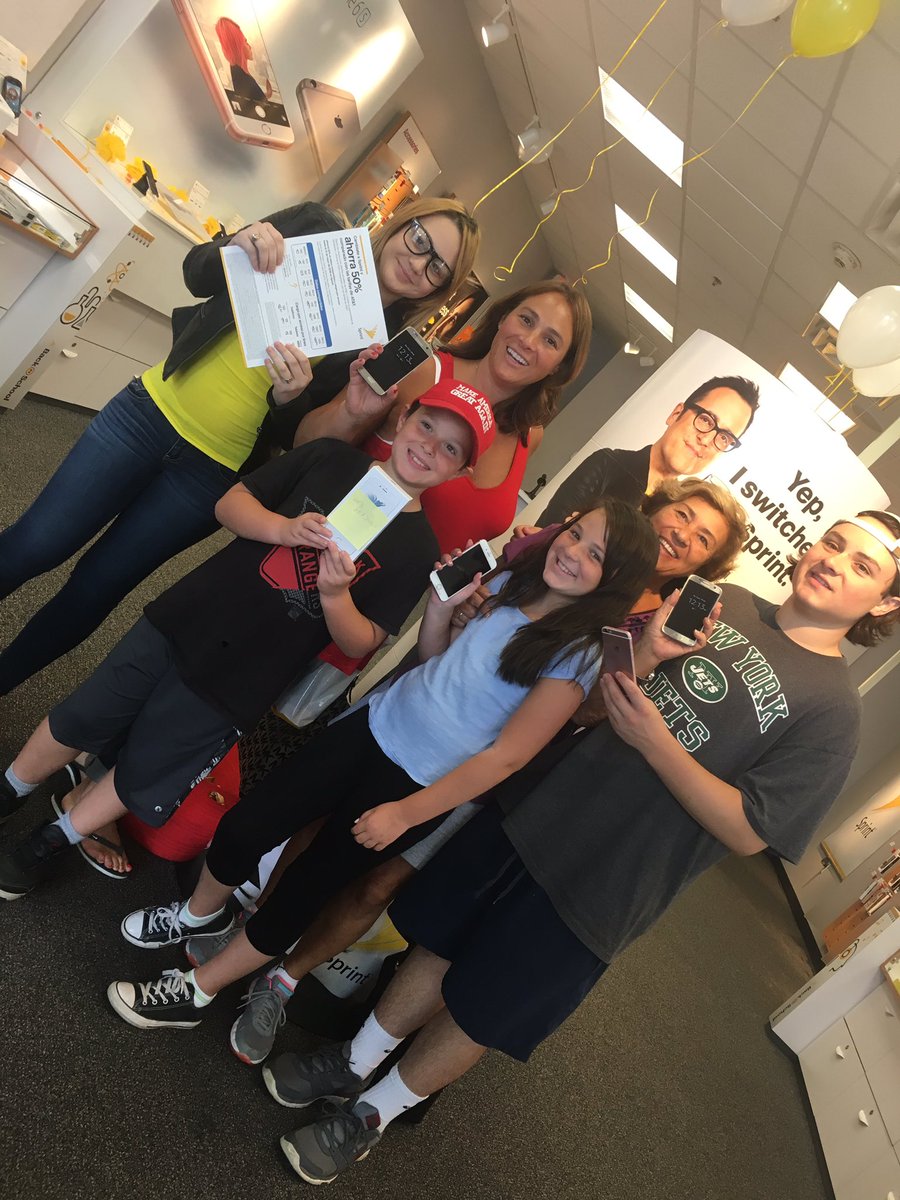 SPRINTchapelST's tweet photo. #sprintsaysthanks AT&amp;T 6 line port and happy family 😊 @bthudson3 @Heather_B43 @marceloclaure https://t.co/TJv1zqmpfE