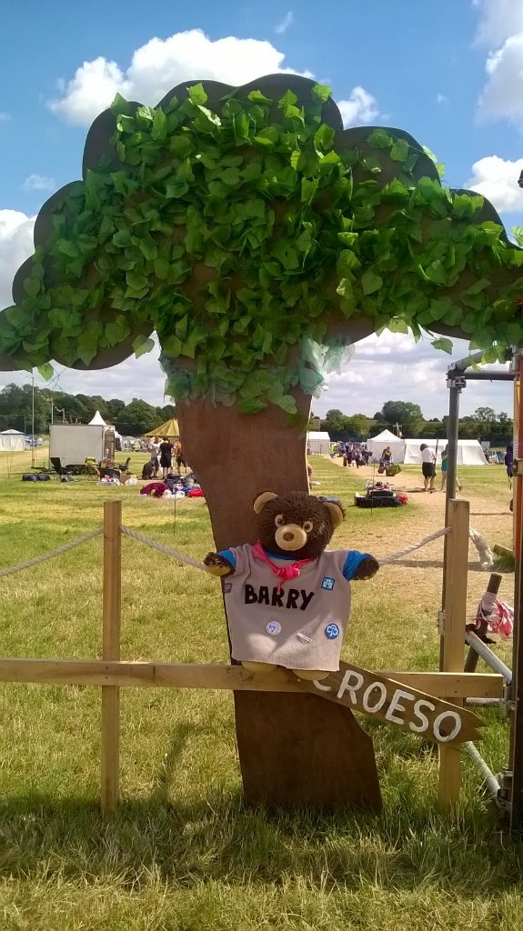 ranson_amanda's tweet photo. Naughty Barry breaking rules and topping up his tan @EIJ2016 #mendesrainforest #1stcranhamparkguides https://t.co/rIj2laAs47