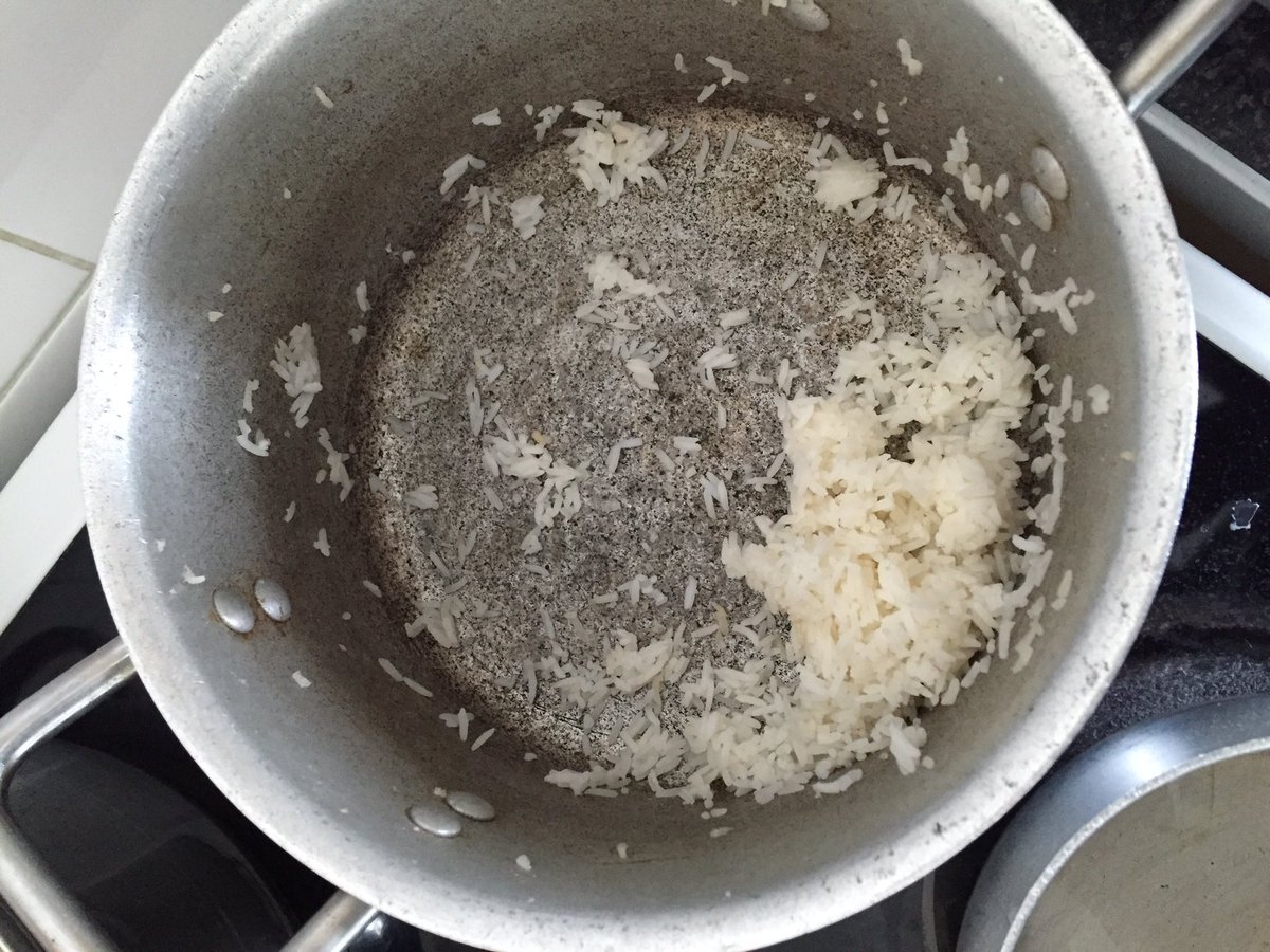manlikekofii's tweet image. This is how much rice you gotta leave when you wanna eat but don't wanna wash the pot😂
