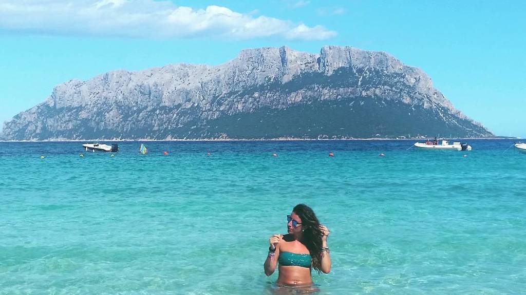 SardegnaAlMare's tweet photo. Grazie a @gallivia per aver usato il nostro hashtag #SardegnaAlMare:
In ammollo nel paradiso ✌ 🌊  #me #girl #tavola… https://t.co/NRMQh6gjAh