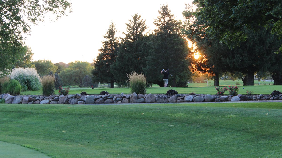terrace_hillsgc's tweet photo. It was a gorgeous night for golf last night. #iowa #golf #suntset #perfectnight https://t.co/fIUQhuxVqM