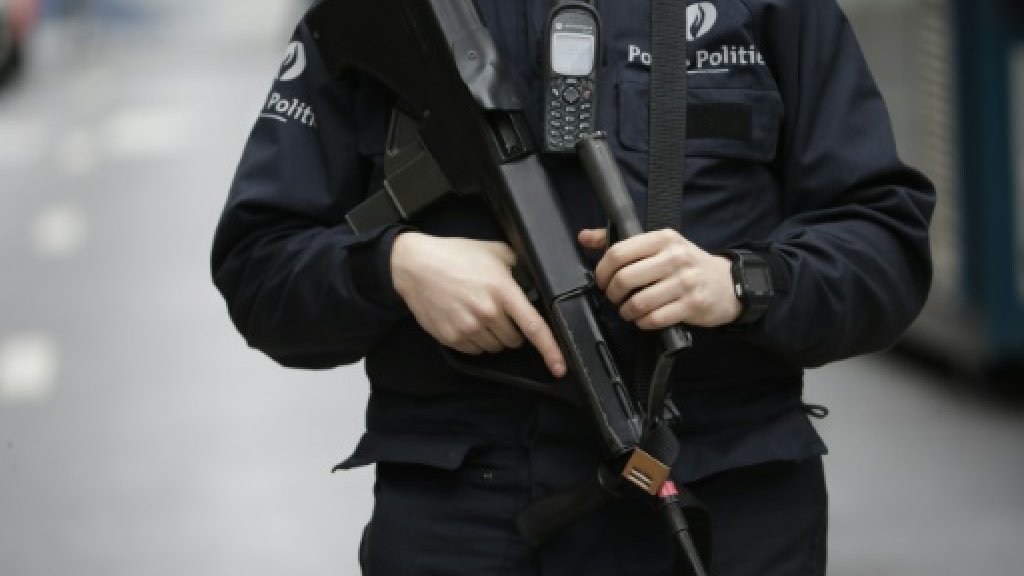FRANCE24's tweet photo. Two Belgian police hurt by machete-wielding man shouting 'Allahu akbar' https://t.co/e5s2aX0R5c https://t.co/wL3I3lXvJ1
