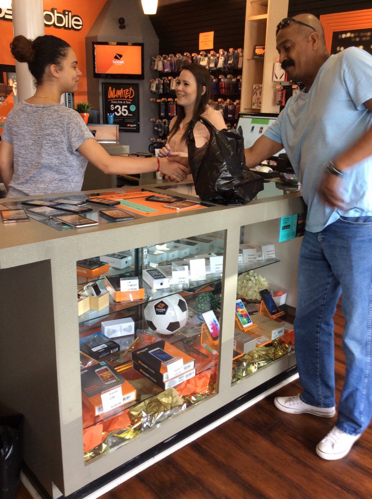 LA_SPG_Reed's tweet photo. Properly Thanking our customers! #HandShakesMatter #BoostBacktoSchoolEvents @krisspragg @alexiaautin @JonDBlitz https://t.co/uDKhZjDKPy