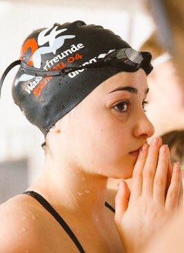 SaraAssaf's tweet image. Yusra, the Syrian refugee who saved 20 lives by swimming while pushing their boat, just won in #RioOlympics2016! 👍