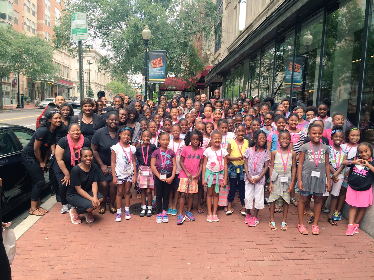 volunteerBGCDC's tweet image. Quick break after lunch for a photo op! Our DC tech divas and volunteers for the day #BGCSummerofCODE2016 #BGCDC2016