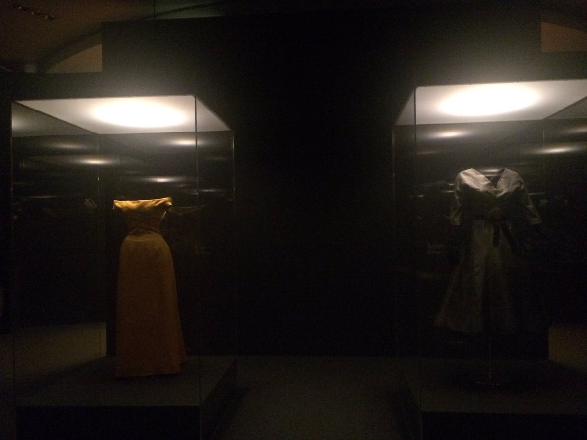 BreakInspi's tweet photo. EISA 1952 vestido tafetán tornasol gris y vestido de noche en satén amarillo 1962 https://t.co/bXdmiWZNvM