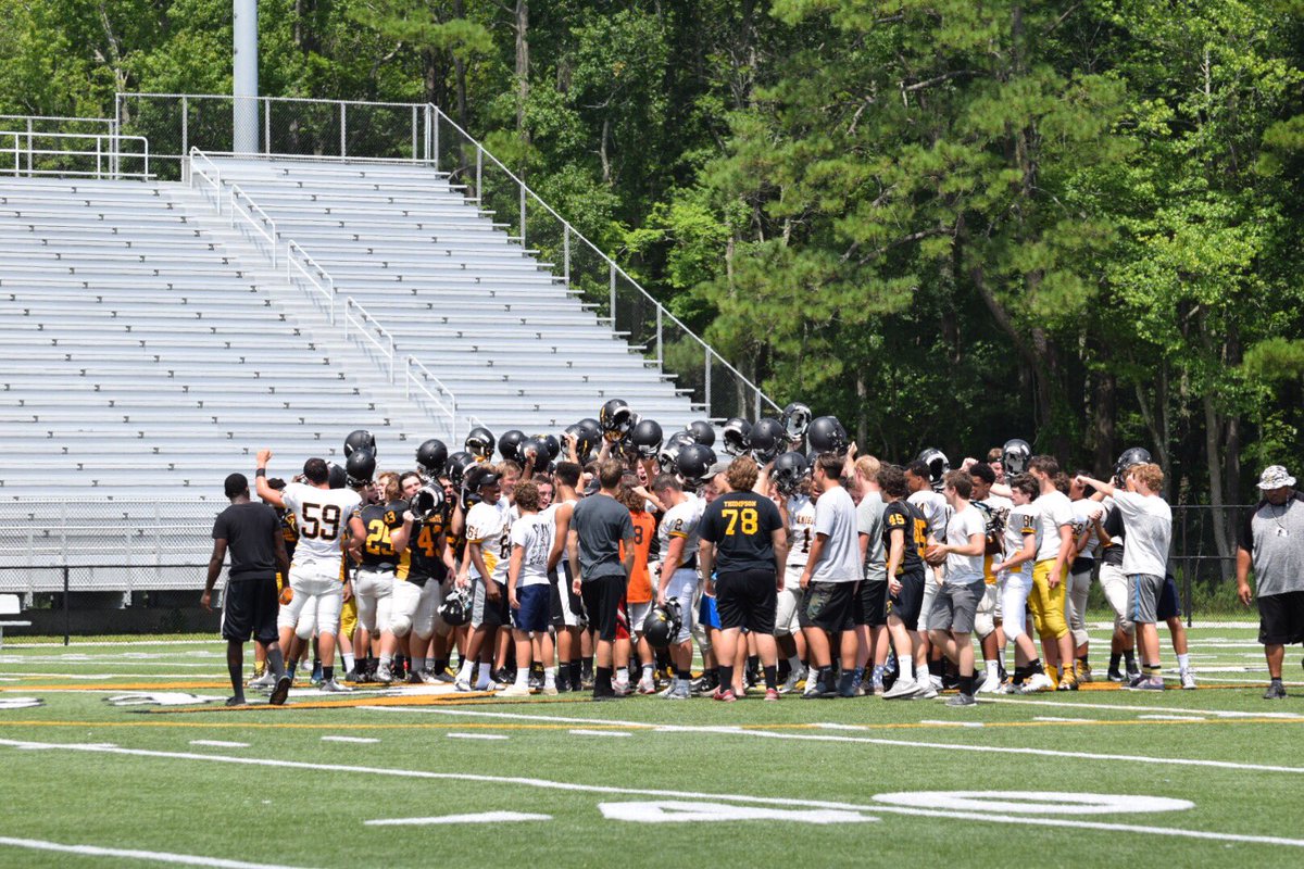TraumaMommaCU's tweet photo. 1st Scrimmage! #KellamKnights #KnightTime #KellamHigh #footballisback @Zacharrryyy https://t.co/VSyHPTcjEM