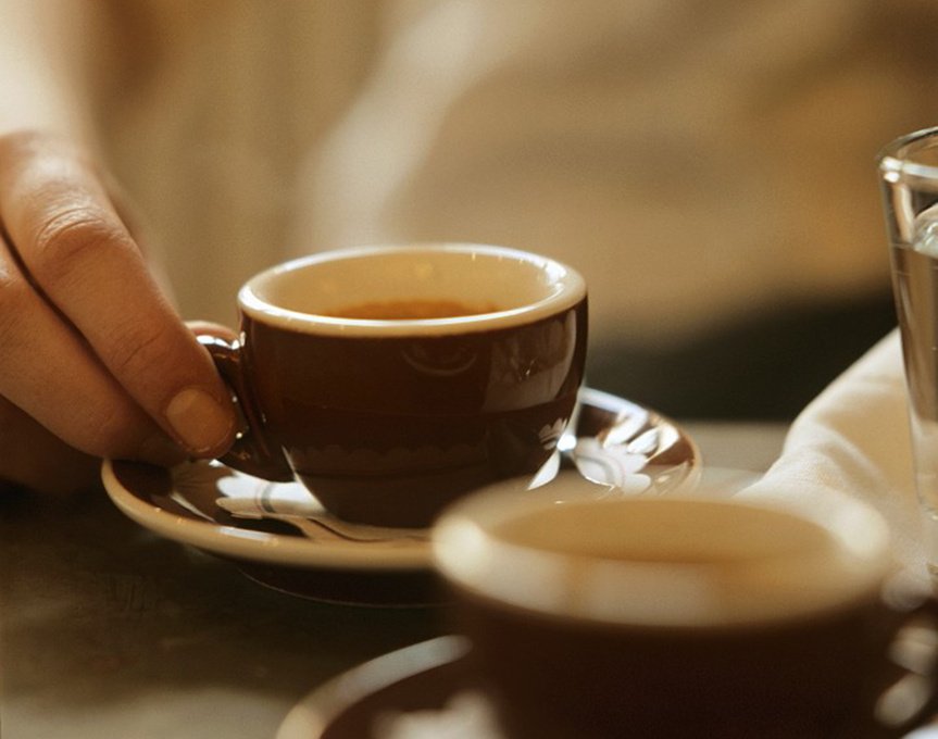 VanityFairSpain's tweet photo. ¿Por qué el café que tomamos en España es tan malo? https://t.co/22KpyBotgB https://t.co/d2lDsnx2bE