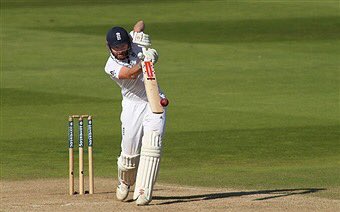 englandcricket's tweet photo. 4️⃣0️⃣0️⃣ on the board. A lead of 297 #ENGvPAK https://t.co/8oJy96rKRS