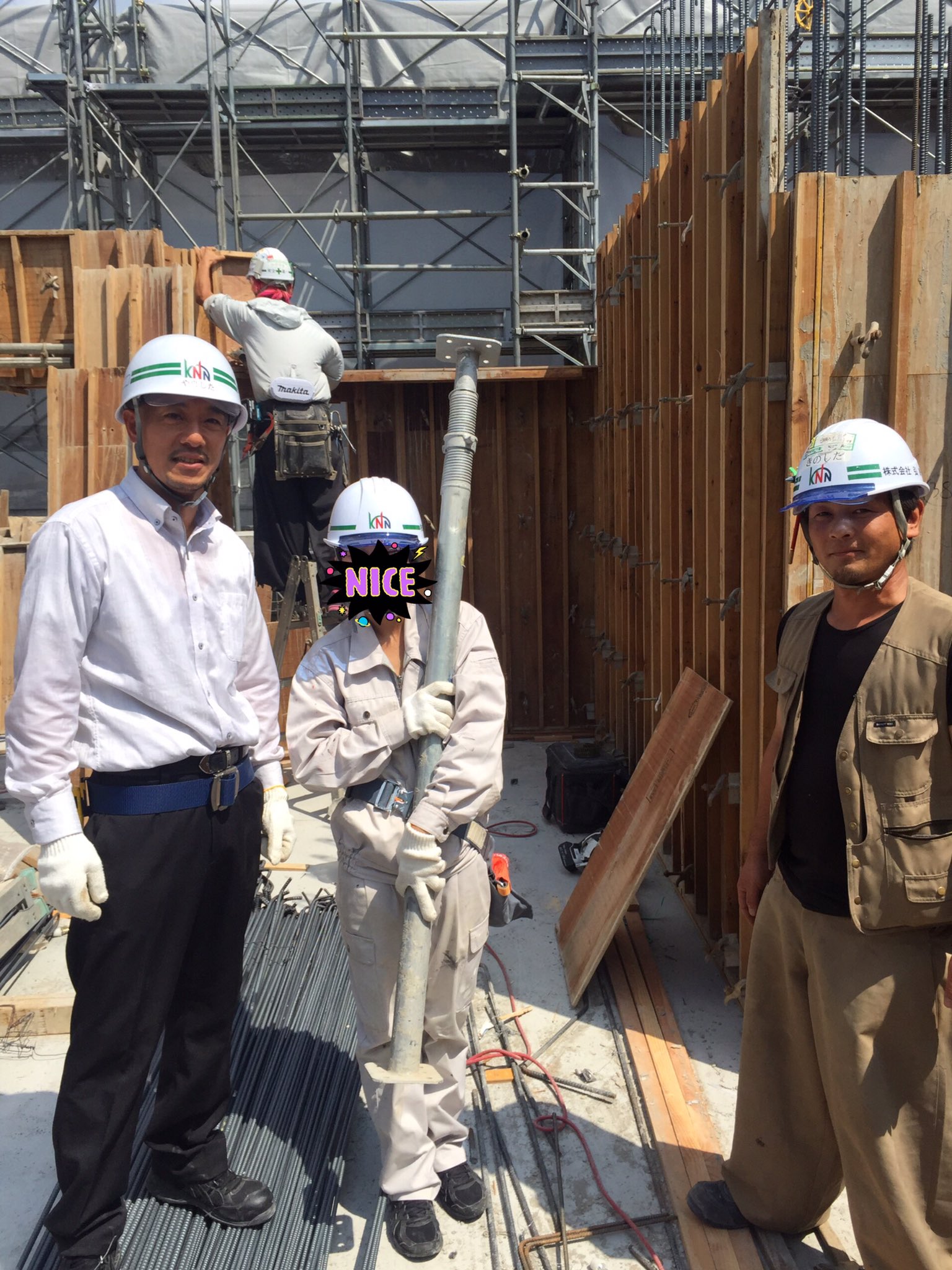 Twitter 上的 弘南 東京 型枠大工 沖縄出身者多数 昨日は沖縄より会社見学 現場体験 に女子が2名来ました 材料荷揚げをいい汗かいて頑張ってました T Co Tgadwkef3z Twitter