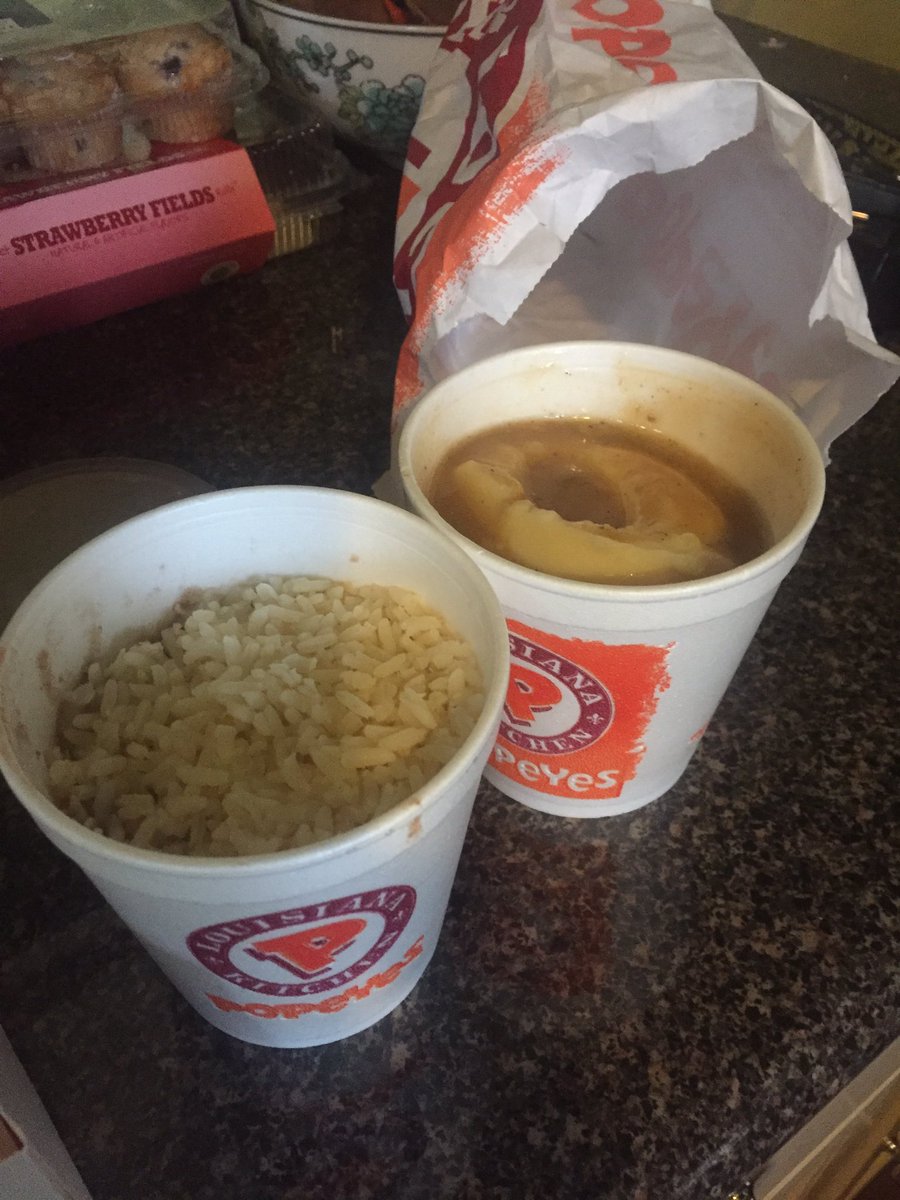 MistyTSmith's tweet photo. @PopeyesChicken y'all are better than this. 😕😕 I'm paying full price I would appreciate full containers https://t.co/oClj2imToc