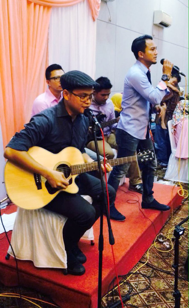 VOLAZCA's tweet photo. My best friends wedding @ipaytukik #happywedding #weddingband #acoustic https://t.co/FlsenpSG5o