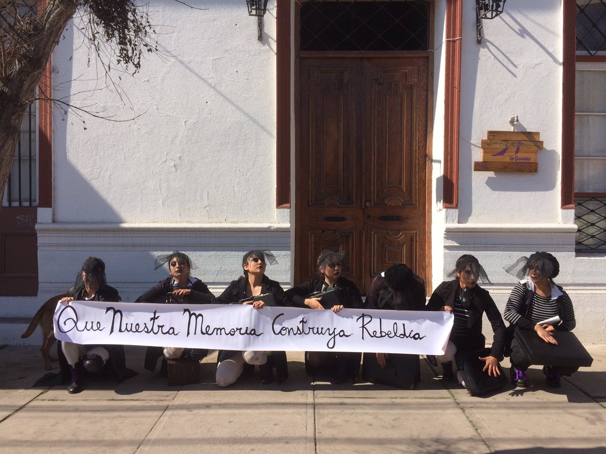 TeatroPuerto's tweet photo. Brigada Callejera estuvo presentando Memoria en en centro de La Serena, en el marco de #FTP2016 https://t.co/kuvbYEXihq