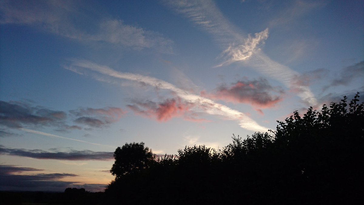 MandyOsborn1's tweet photo. At the heart ♥ of the clouds...x marks the spot @CloudAppSoc @StormHour @UK_Nature https://t.co/a4NqVEAdKv