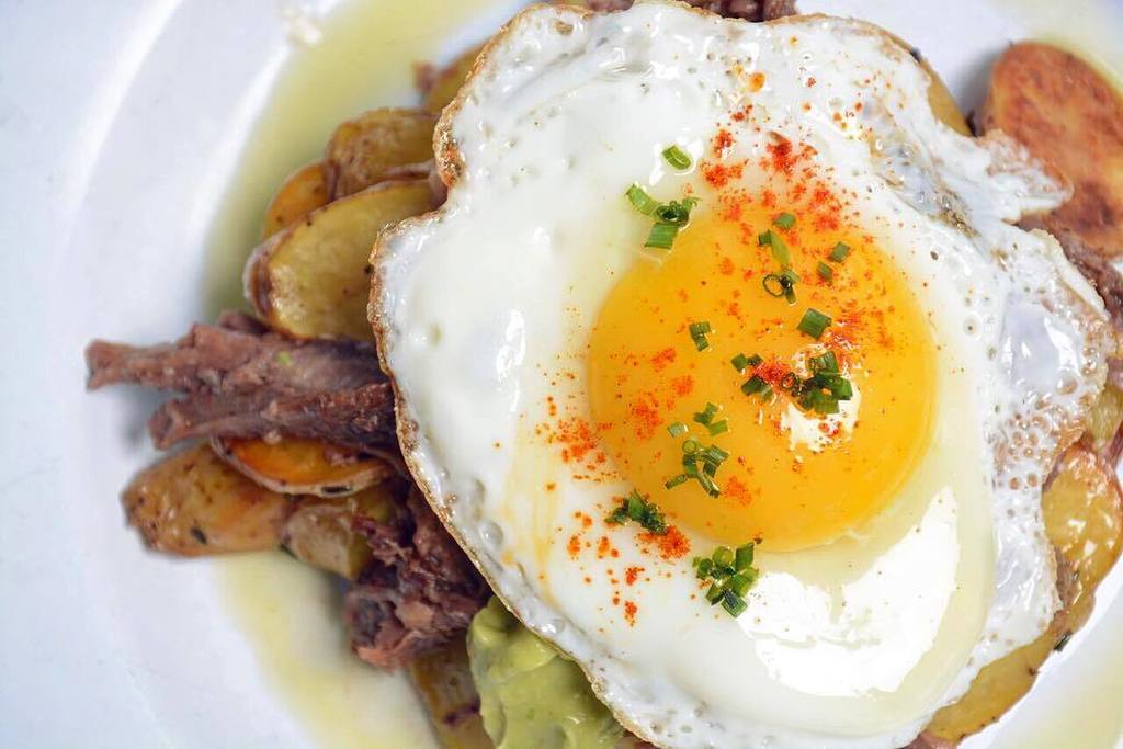 thevenicewhaler's tweet image. Brunch level: Eggspert. 🍳🍳🍳
#beefhash #eggspert #brunchtime #weekendbrunch #labrunch #part… ift.tt/2aCZwiy