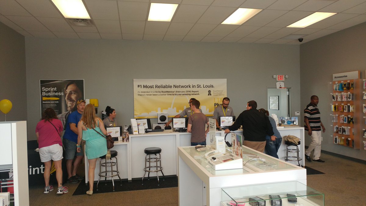 TimMiller44's tweet photo. Another busy Sprint store today! #SprintSaysThanks https://t.co/AHiqk2NVL5