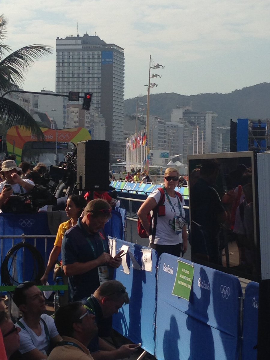 In @Rio2016: #Radsport auf brasilianisch: Mixedzone 100 m VOR dem Ziel #cycling @ISOHOlympic