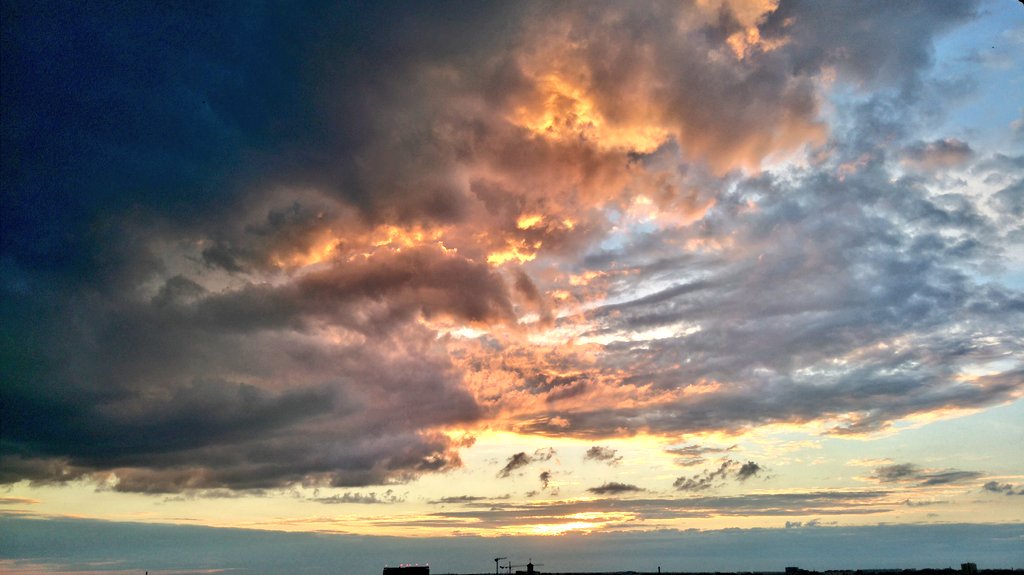yoicik's tweet photo. #Lodz evening #sunset #Sun #yoicikgroup https://t.co/muWZfNnJhG